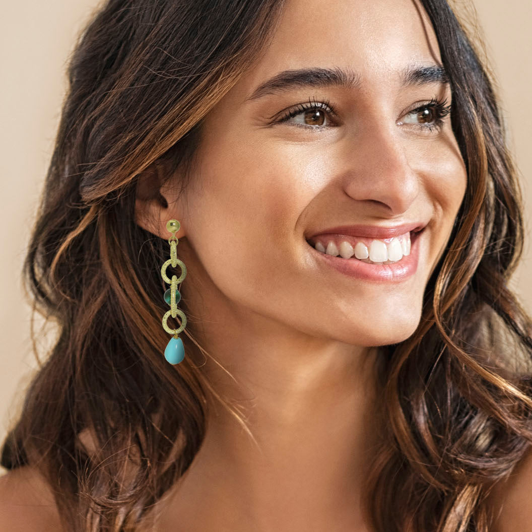 Model wearing Miccy's Silhouetfoto van Miccy's Catena Gemstone oorbellen op model