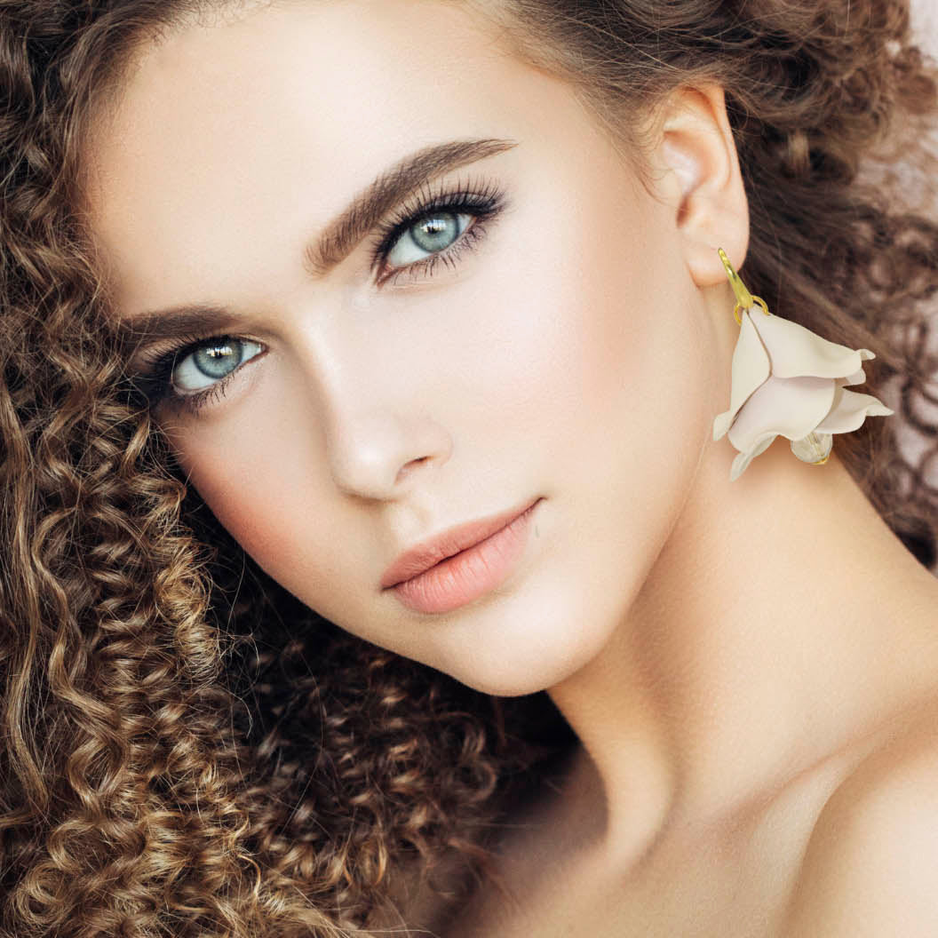 Model wearing Miccy's Silhouetfoto van Miccy's Ivory Lily Resin oorbellen op model
