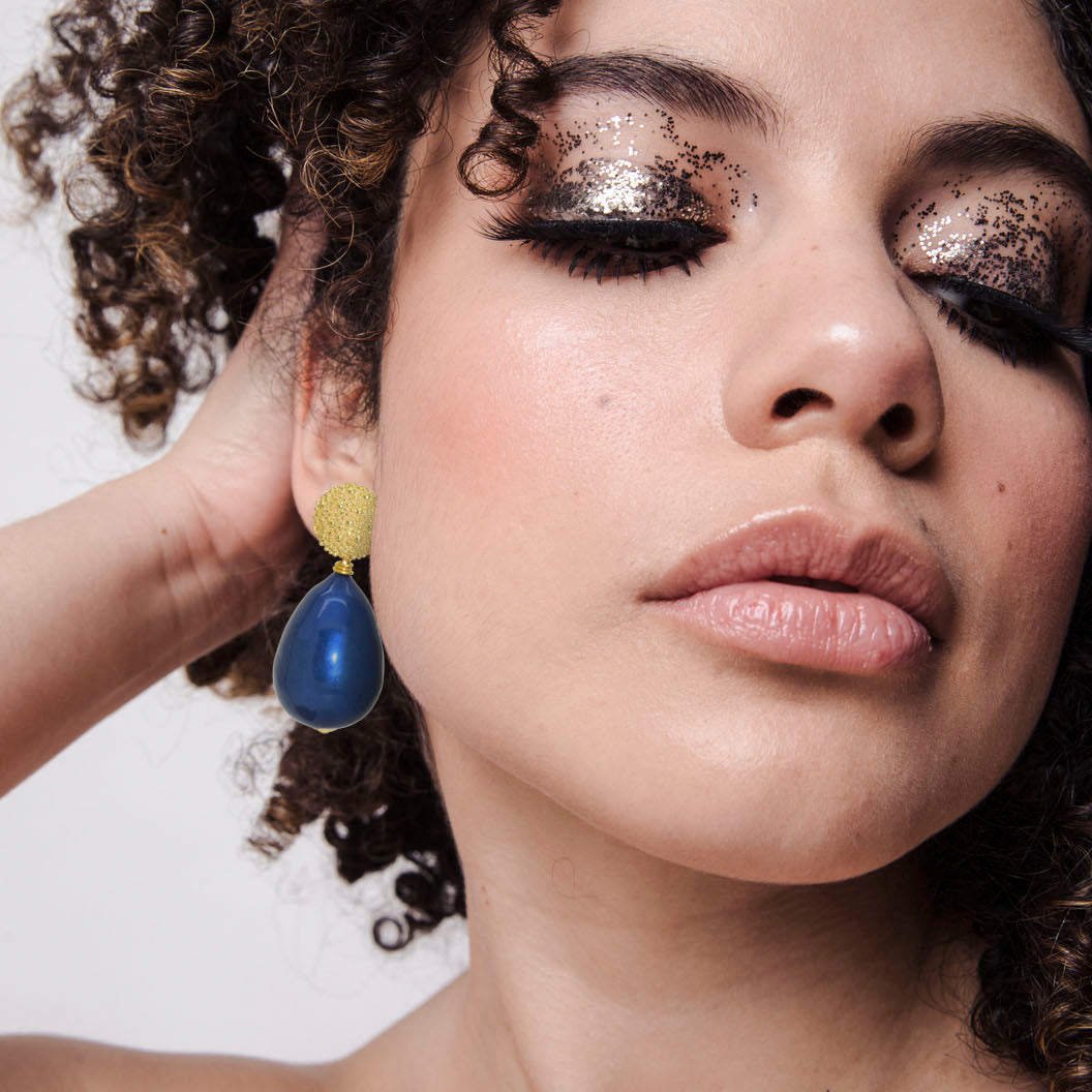 Model wearing Miccy's Silhouetfoto van Miccy's Petite Midnight Blue Cotton Pearls oorbellen op model