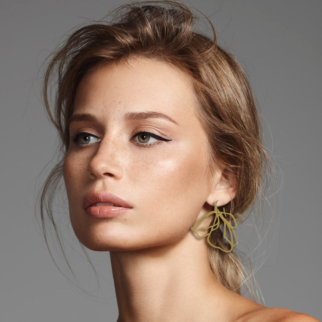 Model wearing Miccy's Silhouetfoto van Miccy's Poppy Flowers Gold Line oorbellen op model