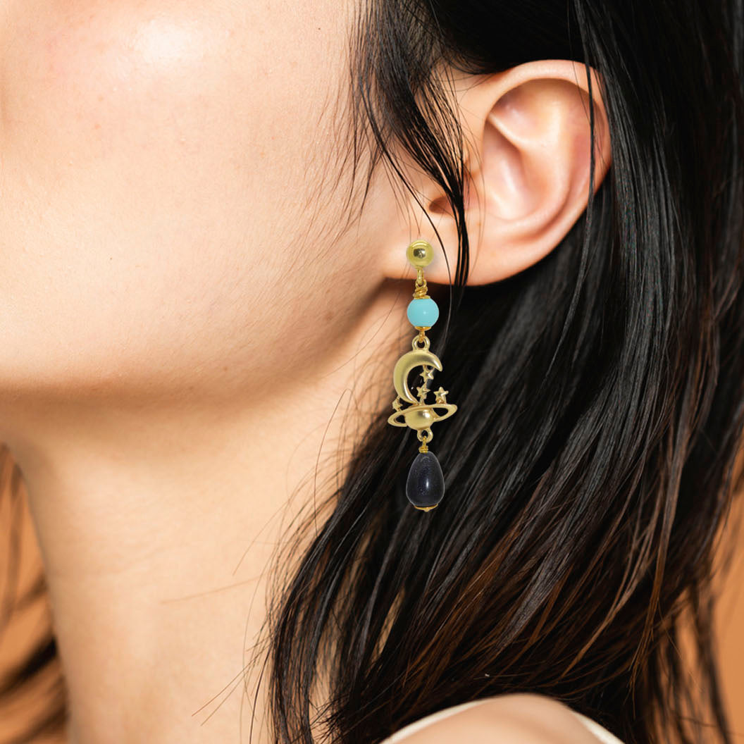 Model wearing Miccy's Silhouetfoto van Miccy's Saturn Gemstone oorbellen op model