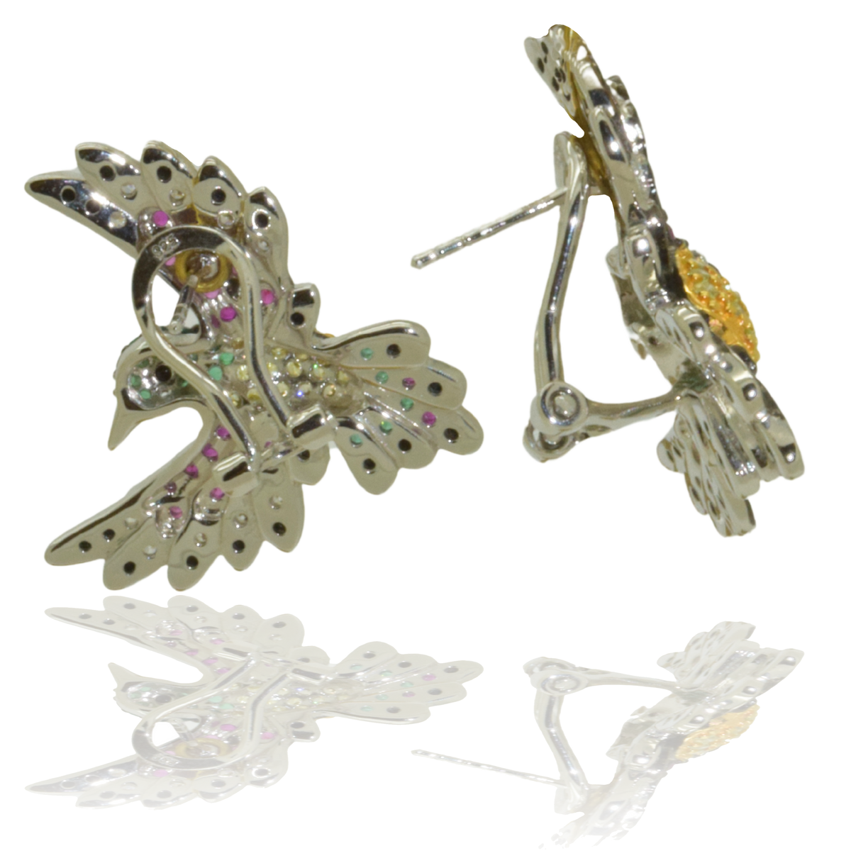 Back view of Miccy's Achterzijde van Miccy's Crystal Birds Gold Line oorbellen met reflectie