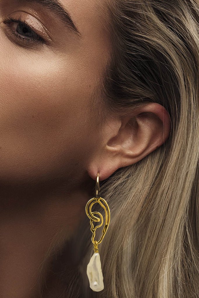 Miccy's | Pearly Ears | Gold Line Earrings